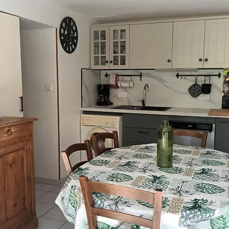 Apartment La Glycine Sahune